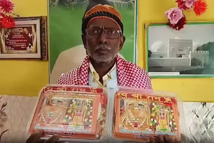 Former Babri Masjid Litigant Donates Lord Ram Lalla Portrait to Devotees and Security Staff
