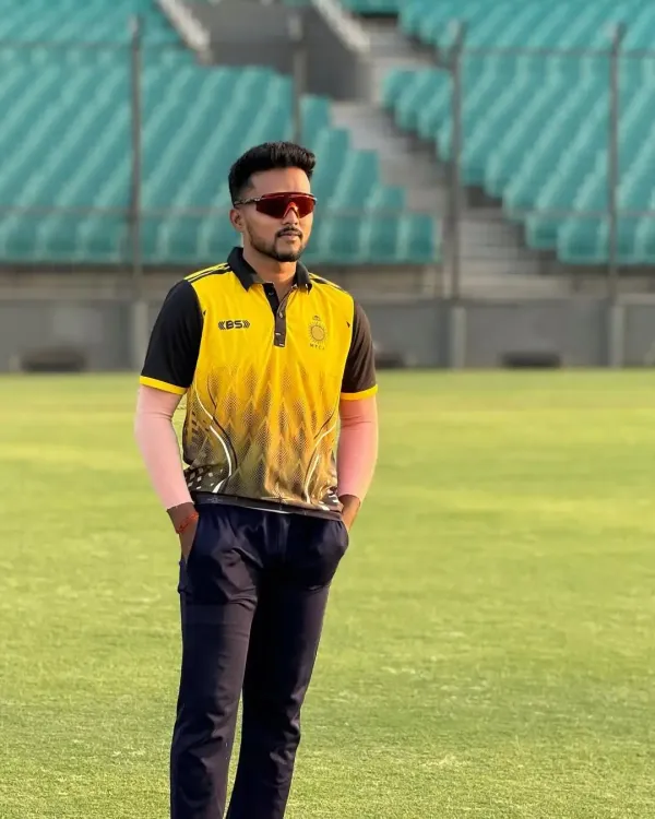 How did Mangesh Yadav's journey from Borgaon lead to a ₹5.20 crore RCB contract?