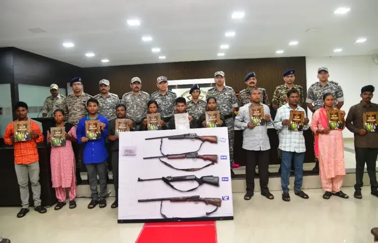 क्या गढ़चिरौली में 11 हार्डकोर माओवादी कैडर ने किया सरेंडर?