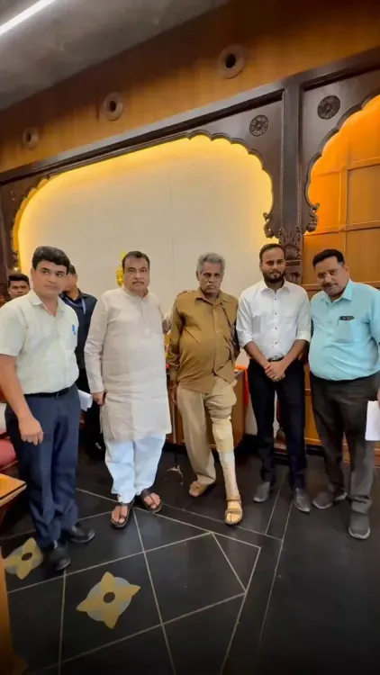 Gadkari holds Jansampark session in Nagpur's Mahal