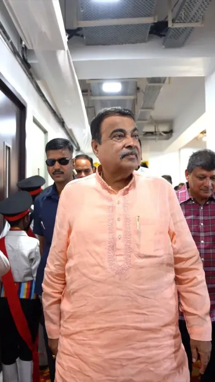 Gadkari Inaugurates Robotics, Computer Centres at Mumbai School
