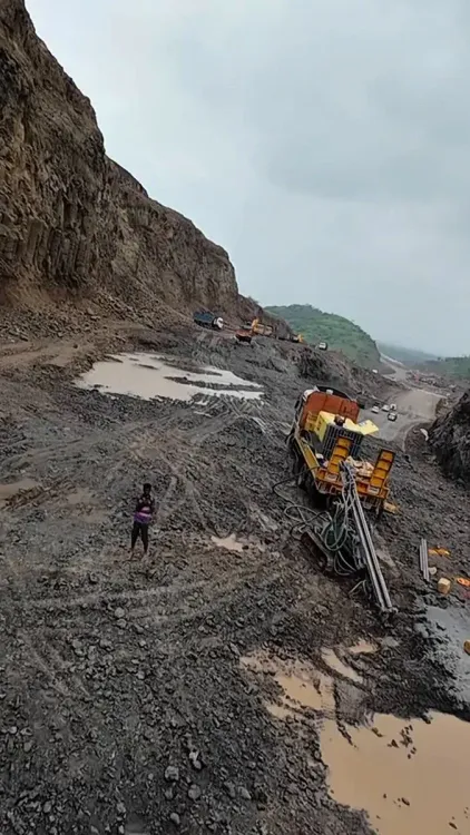Gadkari Reviews Delhi-Mumbai Expressway Work at Dahod, Gujarat