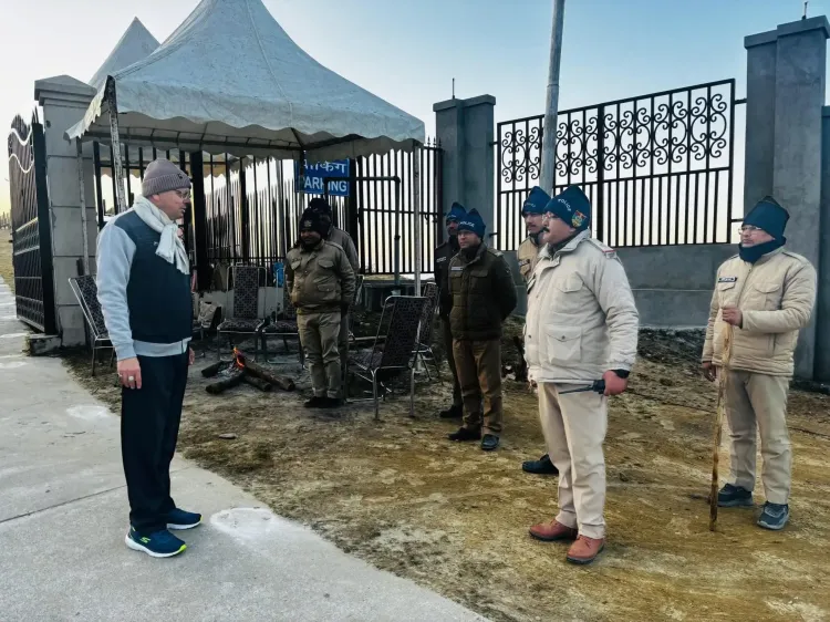 गैरसैंण में बजट सत्र से पूर्व मुख्यमंत्री धामी की पुलिस और सफाई कर्मियों से भेंट