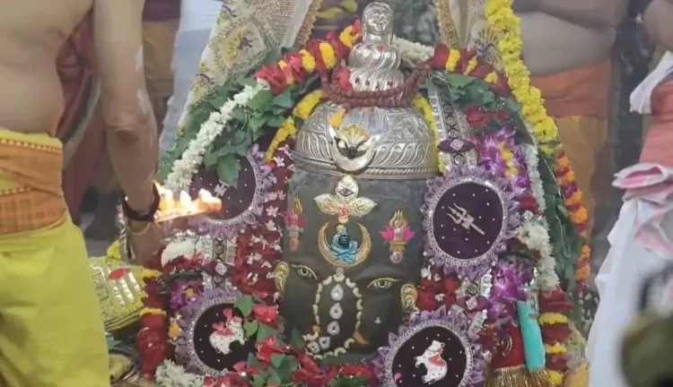 उज्जैन: गणेश स्वरूप में सजे बाबा महाकाल, भांग-चंदन से हुआ भव्य शृंगार; श्रावण त्रयोदशी पर उमड़े श्रद्धालु