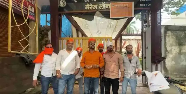 नवरात्रि गरबा पंडालों में गैर-हिंदुओं की एंट्री पर विवाद: सतना-वाराणसी में बजरंग दल के पोस्टर