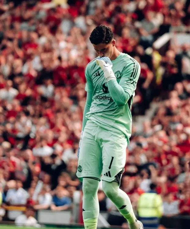 Is There a Major Goalkeeping Problem at Man Utd? Gary Neville Weighs In on Signing Donnarumma or Martinez