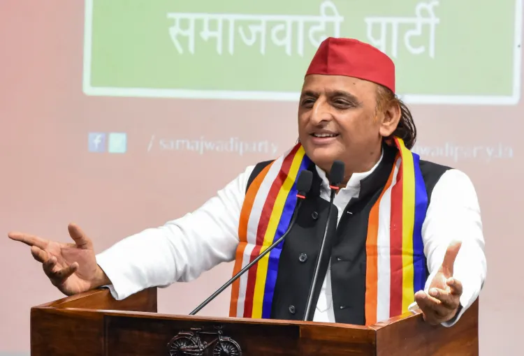 अखिलेश यादव का एलपीजी संकट पर कटाक्ष: 'एक कचौड़ी, एक समोसा, अब गैस पर नहीं भरोसा'