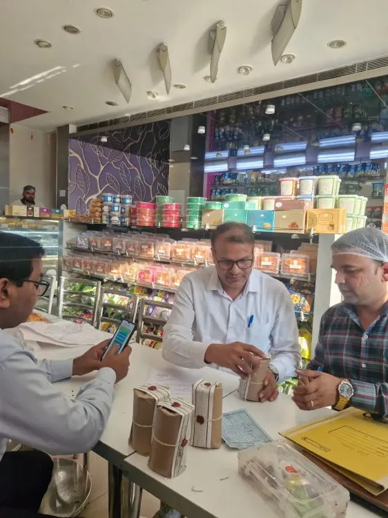 गौतम बुद्ध नगर में खाद्य सुरक्षा विभाग की बड़ी कार्रवाई, नष्ट किए गए 200 किलो मिलावटी पनीर