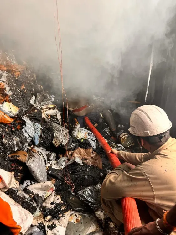 गाजियाबाद: अंबेडकर रोड पर यूएस पोलो शोरूम में भीषण आग, 4 दमकल गाड़ियों ने बुझाई