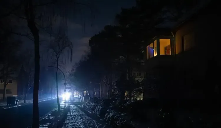 क्या जर्मनी की राजधानी बर्लिन में हजारों घरों में छाया अंधेरा, लगातार चार दिनों से बिजली गायब?