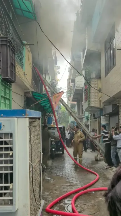 क्या गाजियाबाद में मकान में लगी भीषण आग से बड़ा हादसा टल गया?