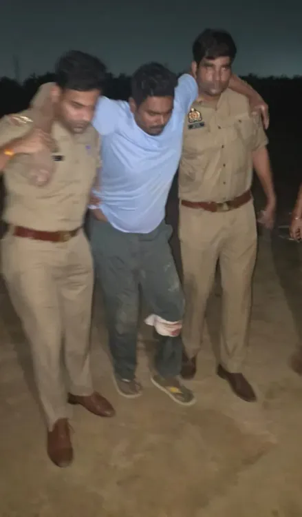 गाजियाबाद लोनी मुठभेड़: चेन स्नैचिंग आरोपी मोहम्मद आसिफ पैर में गोली लगने से घायल, साथी दानिश फरार