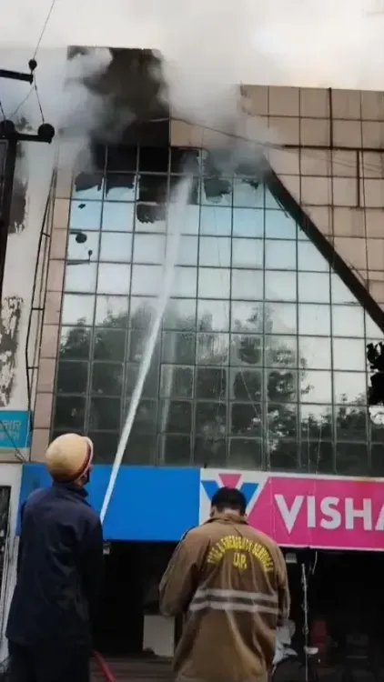 क्या गाजियाबाद में विशाल मेगा मार्ट में लगी आग पर काबू पाया गया?