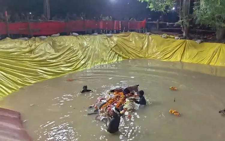 गाजीपुर में 500 दुर्गा प्रतिमाओं का कृत्रिम तालाब में विसर्जन, NGT गाइडलाइन से गंगा को प्रदूषण से बचाने का प्रयास