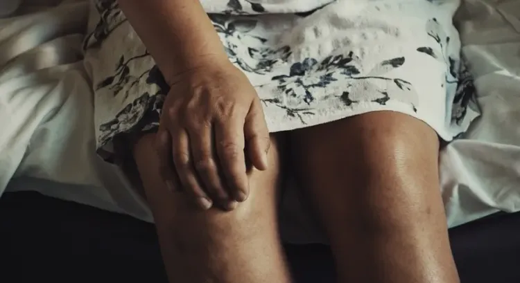 क्या घुटने के चटकने पर आवाज आना सामान्य है? कब समझें यह गंभीर संकेत?