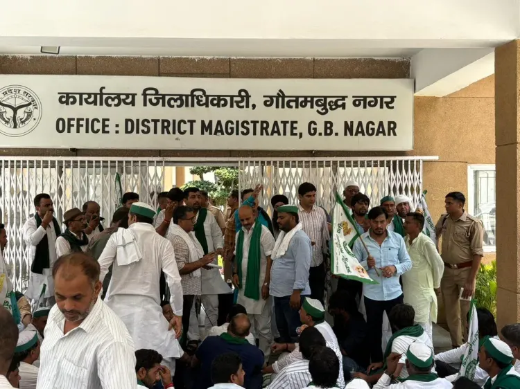 जिम्स कर्मचारी गिरफ्तारी: भाकियू का सूरजपुर में धरना, डायरेक्टर ब्रिगेडियर राकेश गुप्ता पर जांच की मांग