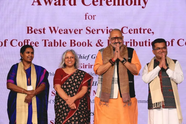 Giriraj Singh at 'Dhagon Ki Sargam' Handloom Showcase