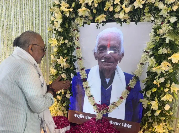 Giriraj Singh attends dwadash karm of ex-principal's father in Mohanpur