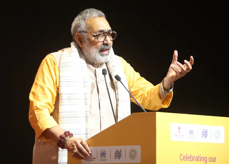 क्या गिरिराज सिंह हिंदुत्व के प्रखर समर्थक हैं और विवादों के केंद्र में भाजपा के दिग्गज नेता हैं?