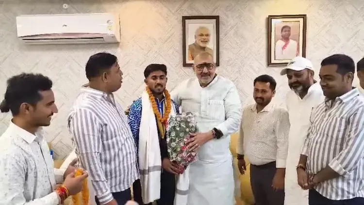 Giriraj Singh honours Begusarai handball star Shiva Kumar