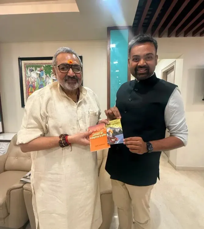 Giriraj Singh Meets BJP Spokesperson Guru Prakash at Patna Airport
