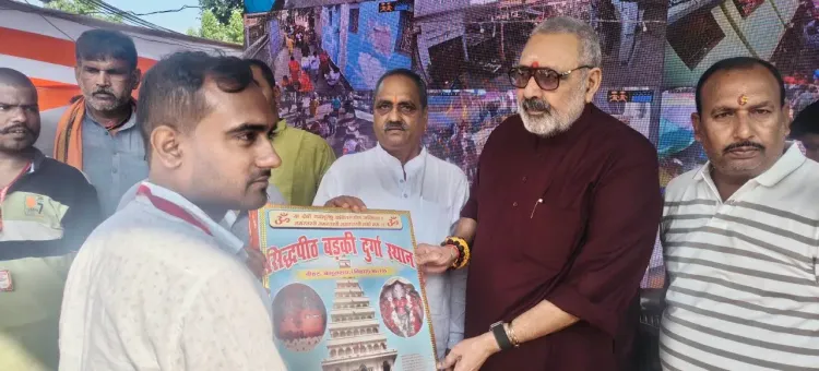 Giriraj Singh offers prayers at Begusarai's Badki Durga Sthan