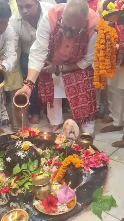 Giriraj Singh offers prayers at Garhpura on 12 years of NDA rule