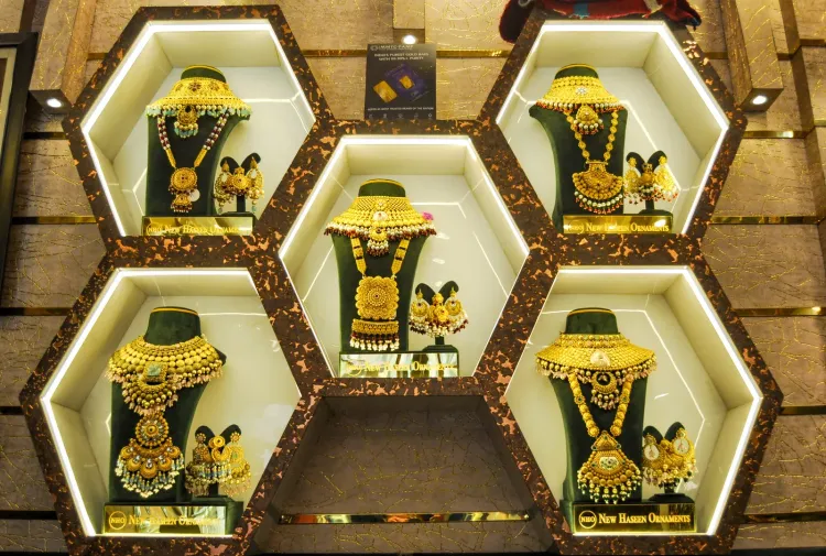 सोने-चांदी में ऐतिहासिक गिरावट: MCX पर सोना ₹1,40,928 और चांदी ₹2,17,005 पर, डॉलर की मजबूती और फेड की सख्ती बनी वजह