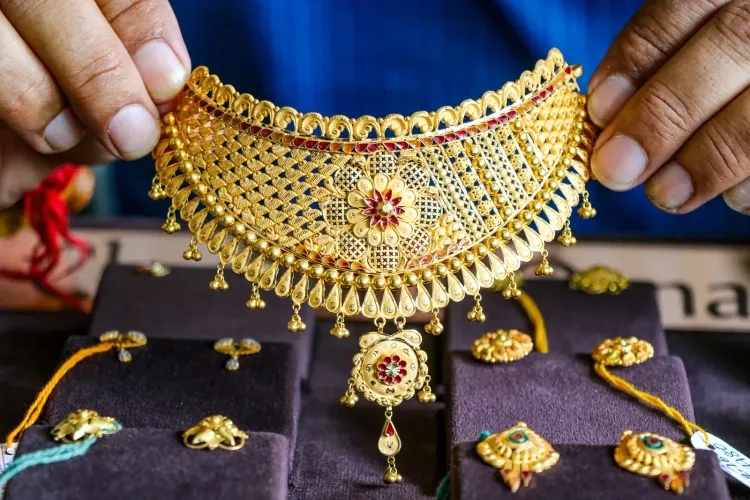 Gold falls 0.87% this week as stronger dollar, Fed rate fears weigh