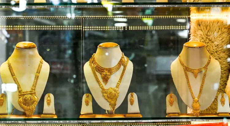 Gold falls 1.36% this week on stable dollar, Fed rate hike bets