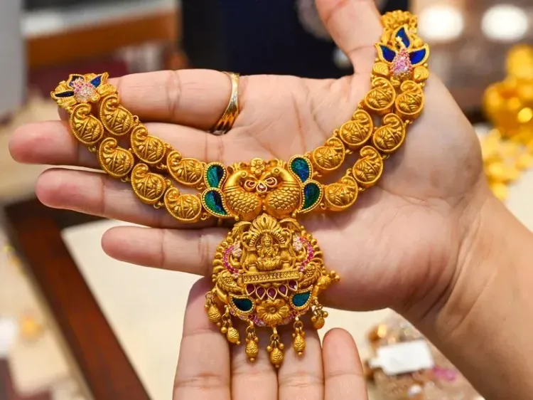 Gold prices fall 4th straight session, MCX down ₹5,318 in four days