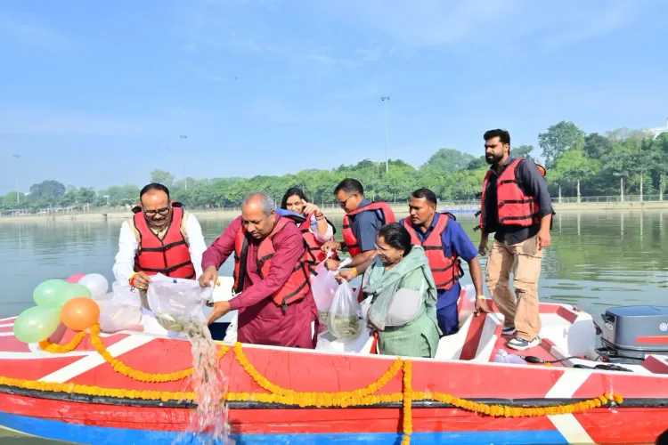 गोमती नदी में एक लाख फिंगरलिंग्स छोड़े गए, 'फिश रिवर रैंचिंग प्रोग्राम 2026-27' से मत्स्य पालन को बढ़ावा