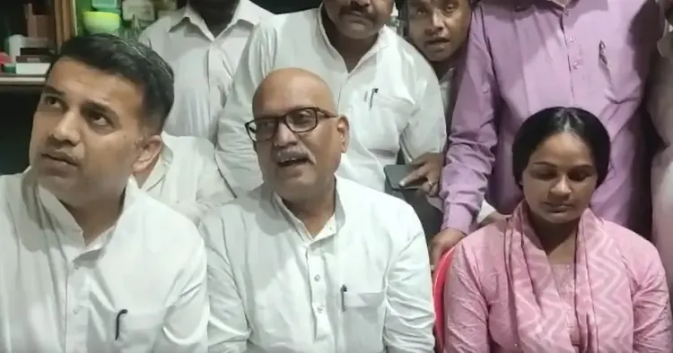 गोरखपुर जलभराव: कांग्रेस अध्यक्ष अजय राय ने बेतियाहाता में पीड़ित महिला से मिल सरकार को घेरा