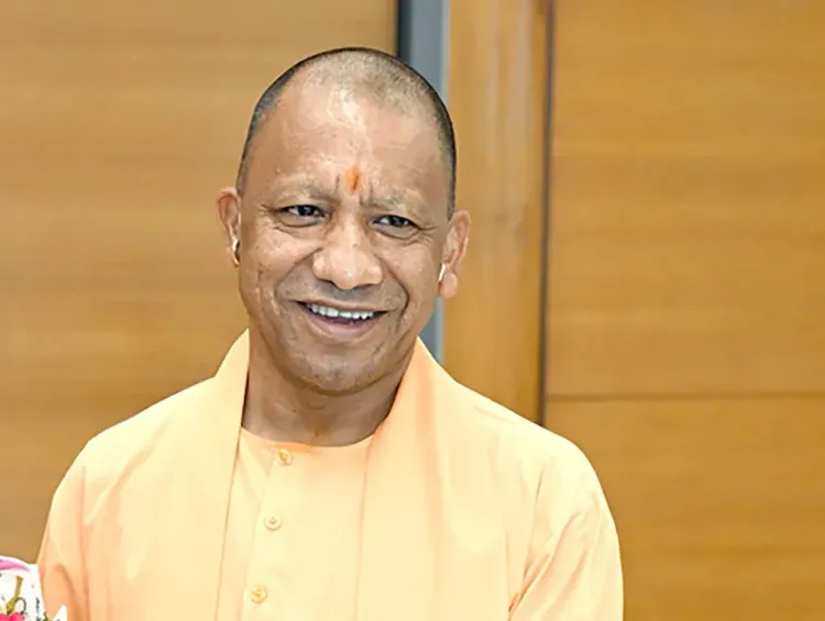 योगी आदित्यनाथ ने गोरखनाथ मंदिर गोशाला में गोवंश को खिलाया गुड़, गर्मी में देखभाल के दिए निर्देश
