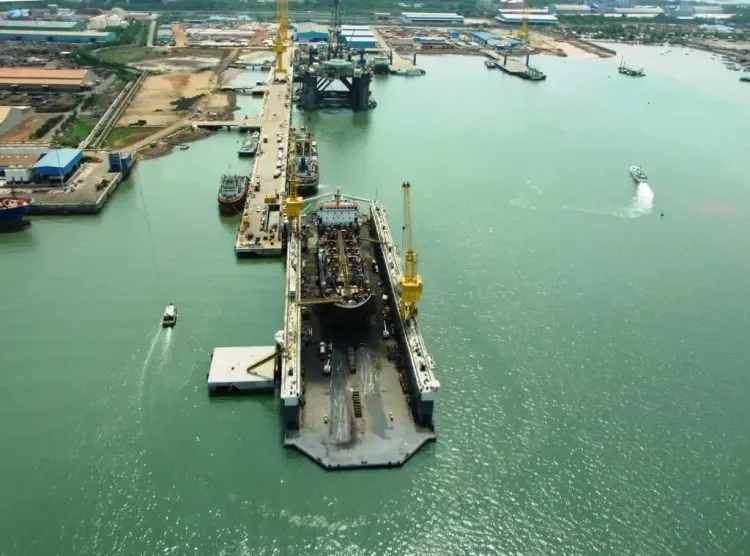 What is the significance of Great Danger Signal 10 at Kakinada Port as Cyclone Montha approaches?