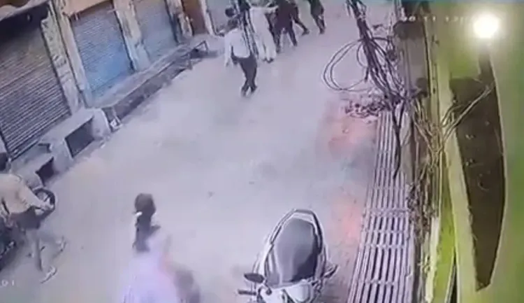 ग्रेटर नोएडा में छत पर पत्थर फेंकने का विरोध करने पर व्यापारी पर हमला, तीन पर मामला दर्ज