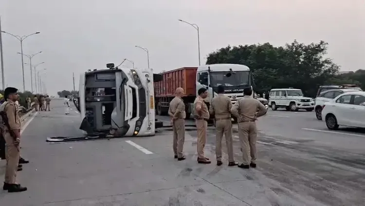 ईस्टर्न पेरीफेरल हाईवे पर बस पलटी, 14 कर्मचारी घायल; ग्रेटर नोएडा के मायचा क्षेत्र में हादसा
