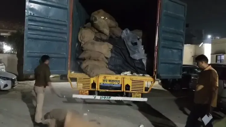 ग्रेटर नोएडा में पुलिस और आबकारी विभाग ने पकड़ी 50 लाख की अवैध शराब से भरी ट्रक