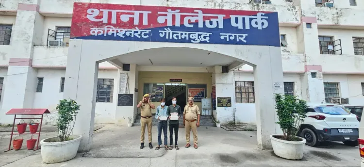 ग्रेटर नोएडा में मोबाइल स्नैचिंग गिरोह गिरफ्तार: 25 फोन, 2 तमंचे और फर्जी नंबर प्लेट बरामद