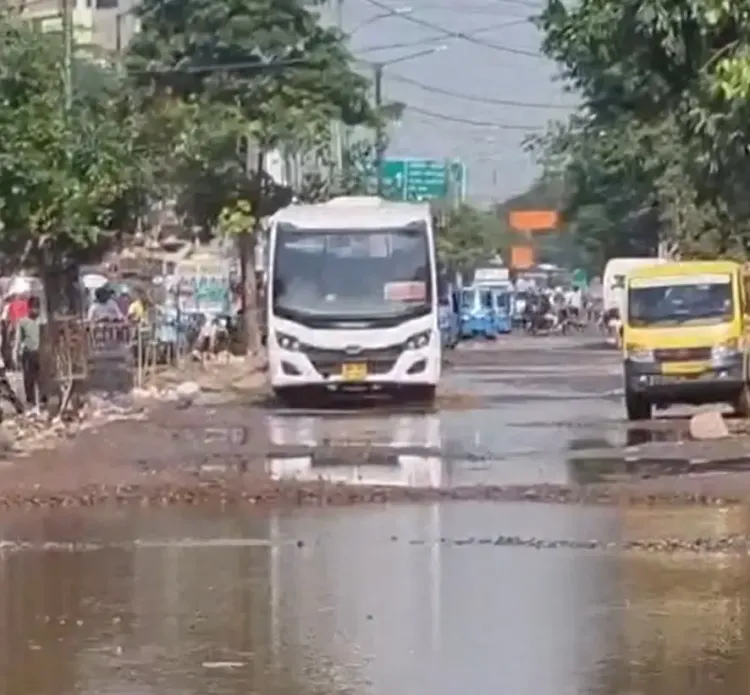 क्या ग्रेटर नोएडा की सूरजपुर-दादरी रोड पर गड्ढों का कोई समाधान नहीं है?