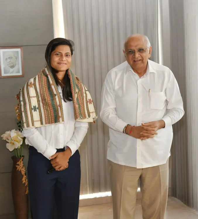 क्या गुजरात के सीएम भूपेंद्र पटेल ने राधा यादव से मुलाकात की और उज्जवल भविष्य की कामना की?