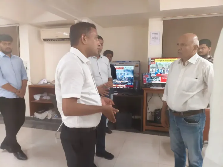 अहमदाबाद चुनाव 2025: DM सुजीत कुमार ने 28 रिसीविंग-डिस्पैचिंग सेंटर्स का किया निरीक्षण