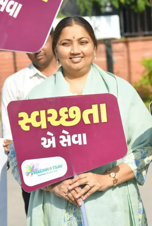 Did Bhanuben Babaria Join the 'Cleanliness Drive' Under the 'Swachhata Hi Seva' Campaign in Gandhinagar?