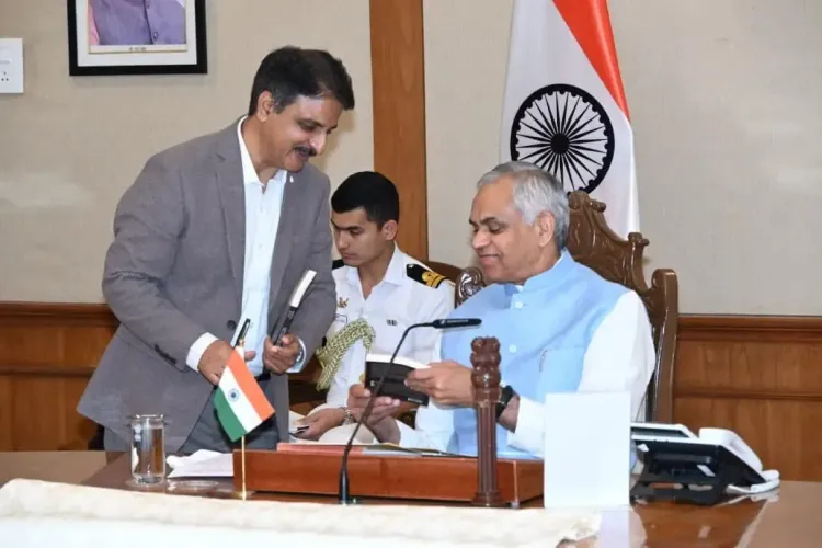 क्या गुजरात के राज्यपाल ने 'घोस्ट्स, हॉरर एंड हिल्स' बुक का विमोचन किया?