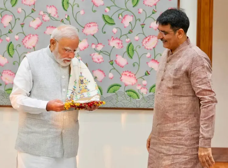 गुजरात विधानसभा अध्यक्ष शंकर चौधरी ने PM मोदी से मुलाकात की, थराद की हस्तनिर्मित शॉल भेंट