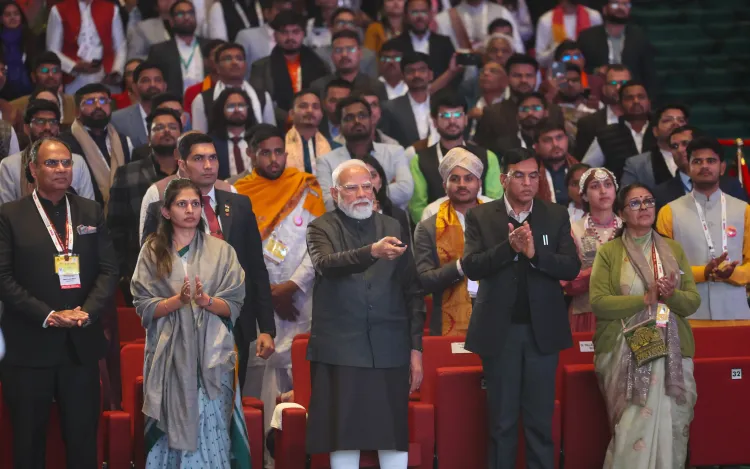 क्या गुलामी की मानसिकता से बाहर निकलकर हमें विरासत और विचारों को आगे रखना होगा: पीएम मोदी?