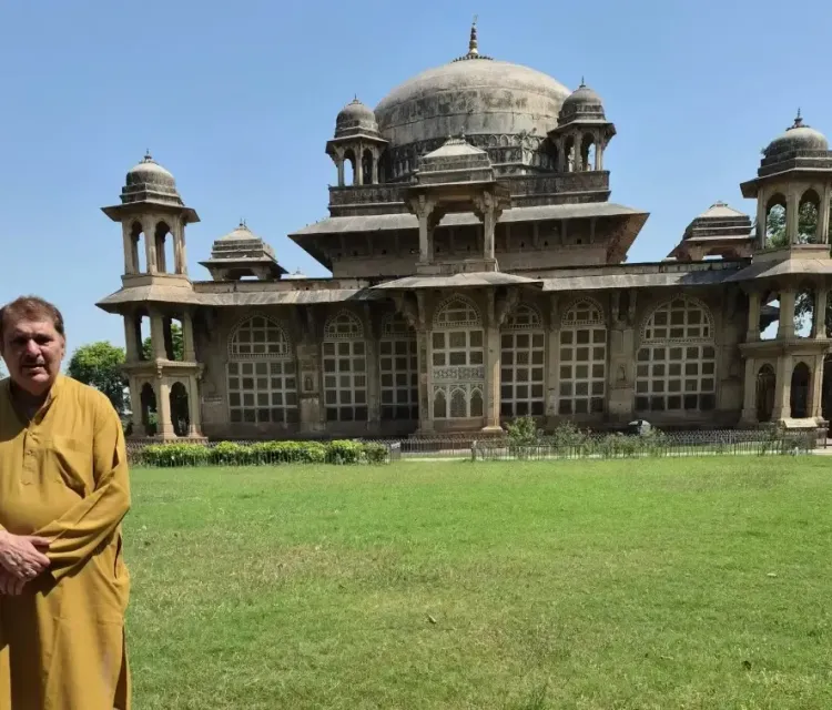 रजा मुराद ग्वालियर की मोहम्मद गौस मजार पहुंचे, इंस्टाग्राम पर साझा की तस्वीर