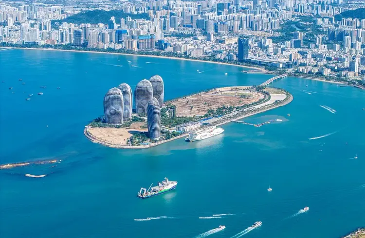 क्या हाईनान फ्री ट्रेड पोर्ट में खास कस्टम नियमों का असर व्यापार और पर्यटन पर हुआ है?