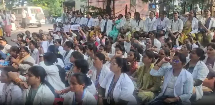 ब्रजेश पाठक के आवास पर एएनएम कर्मचारियों का घेराव, ₹10,000 वेतन पर 22 दिन से जारी है आंदोलन