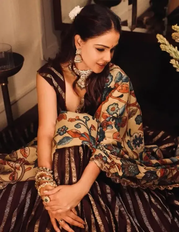 क्या हर दिन मुस्कुराने की वजह ढूंढना संभव है? जेनेलिया डिसूजा के लुक ने फैंस का दिल जीता
